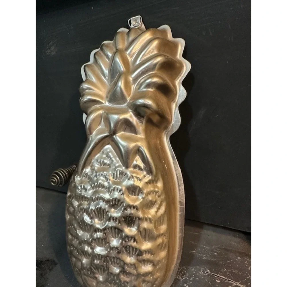 Vintage Aluminum Pineapple Mold Wall Hanging‎ Kitchen Decor Pink Tone 10.5 Inch